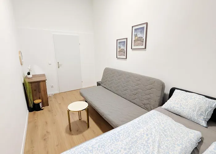 Spacious For Group - 15 Min From Airport & Center, 5 Min From Main-bus Station Ez11 *
